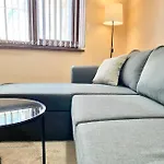 For 4 Guests Next To Mall & Free Street Parking *