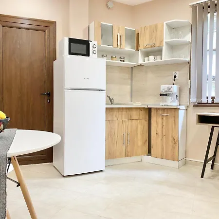 For 4 Guests Next To Mall & Free Street Parking