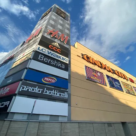 For 4 Guests Next To Mall & Free Street Parking דירה