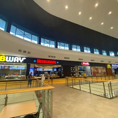 For 4 Guests Next To Mall & Free Street Parking דירה *