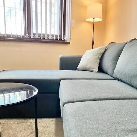 For 4 Guests Next To Mall & Free Street Parking *