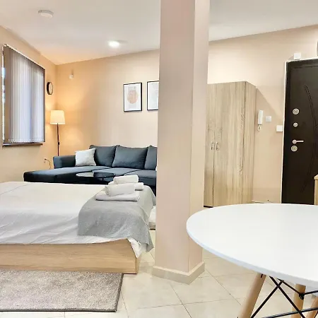 Appartement For 4 Guests Next To Mall & Free Street Parking *