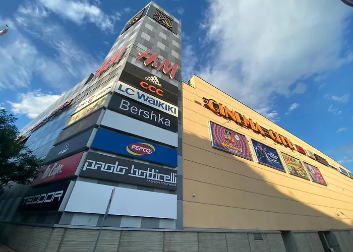 For 4 Guests Next To Mall & Free Street Parking Apartament