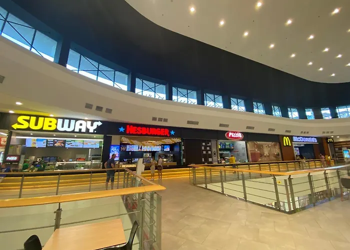 For 4 Guests Next To Mall & Free Street Parking Apartament *