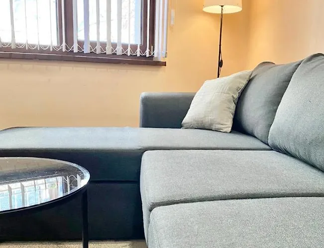 For 4 Guests Next To Mall & Free Street Parking *