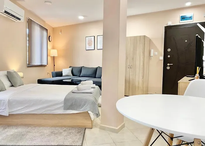 Apartament For 4 Guests Next To Mall & Free Street Parking *