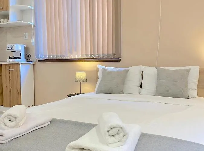 For 4 Guests Next To Mall & Free Street Parking Apartament *